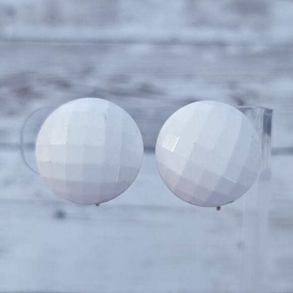 Vintage Clip On Earrings Faceted White Retro - Picture 1 of 6